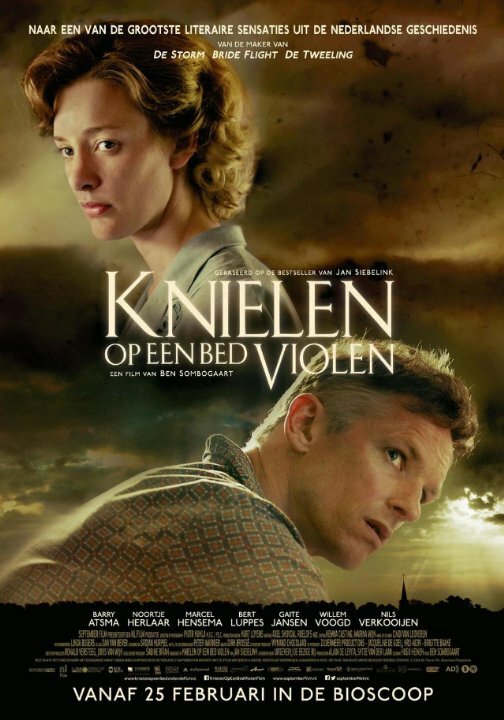 Knielen op een bed violen (2016)